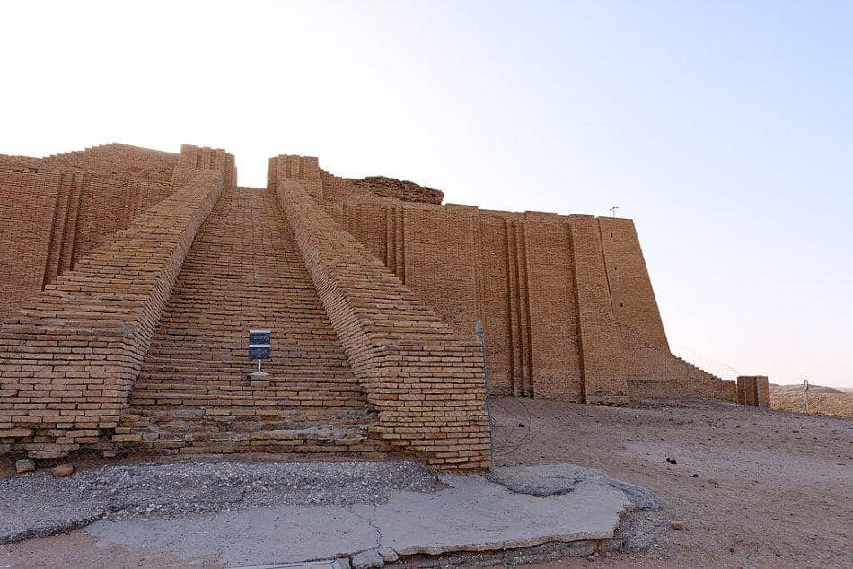 Tampak dekat Ziggurat Ur di Irak