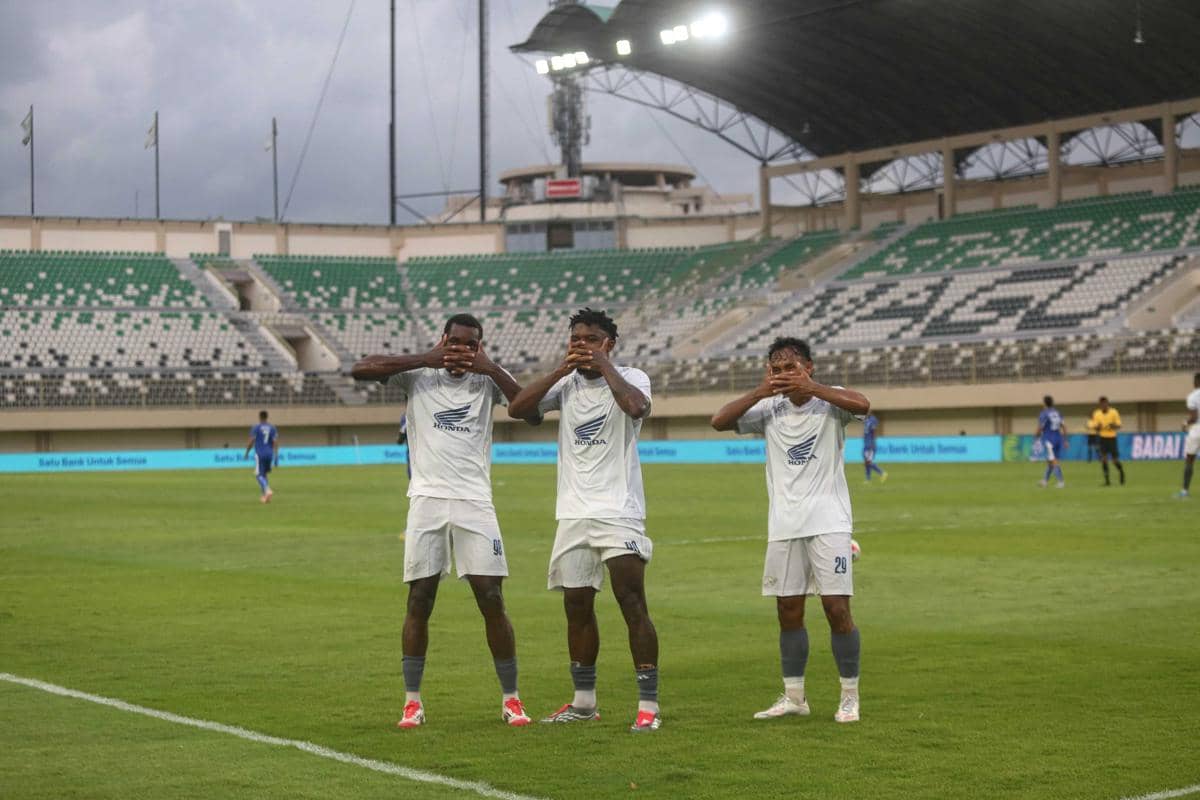 PSBS Biak versus PSM Makassar di musim 2025/2026.