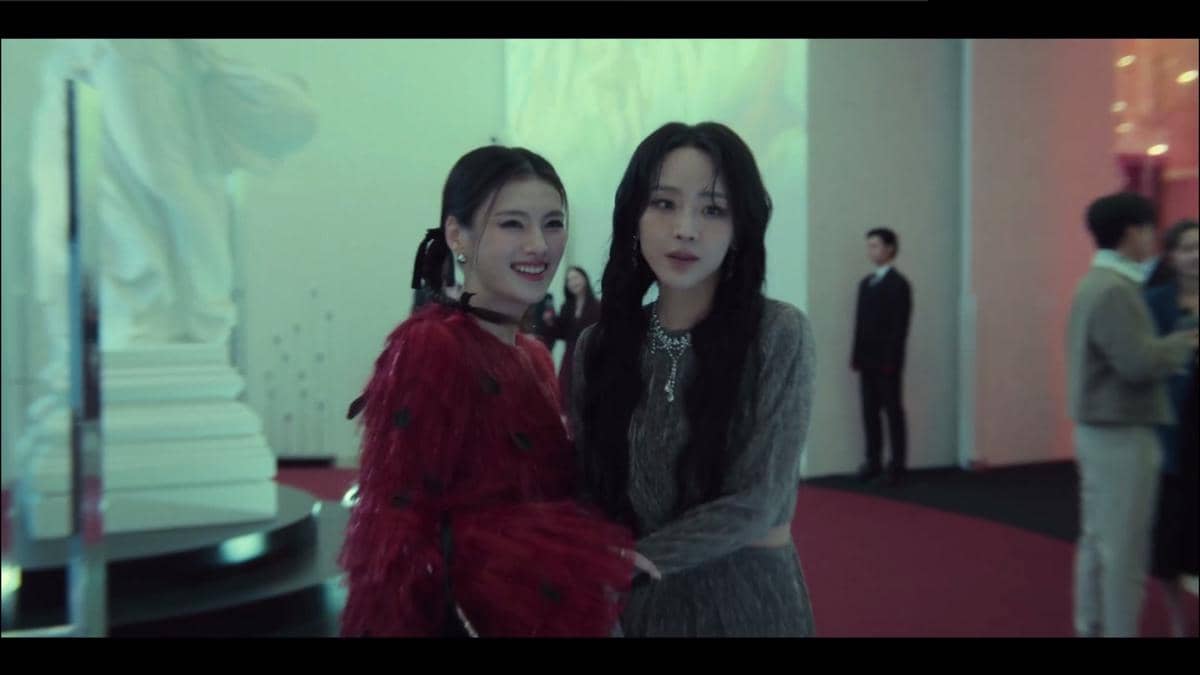 Kim Yong Ji dan Shin Hye Sun di drama The Art of Sarah