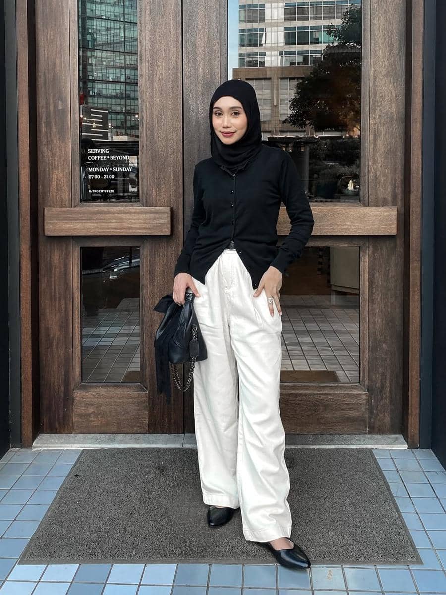 Gaya Monokrom ala Dina Argina