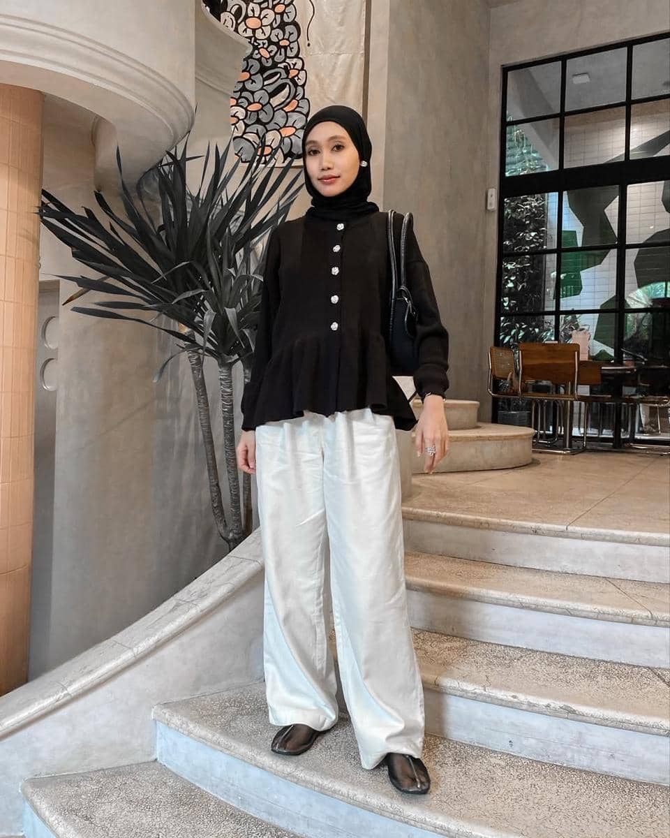 Style Monokrom ala Dina Argina