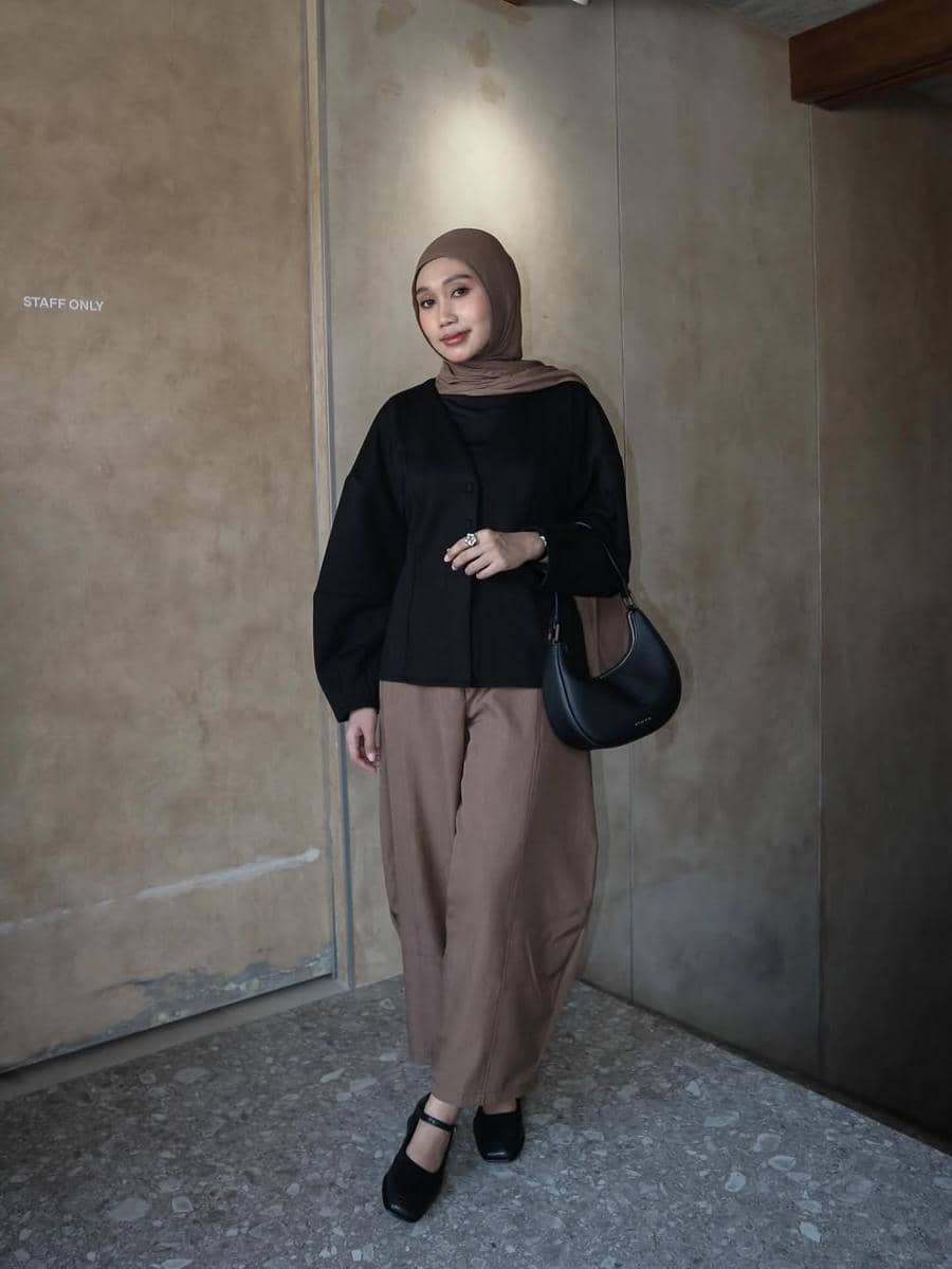 Outfit Bukber di Kantor ala Dina Argina