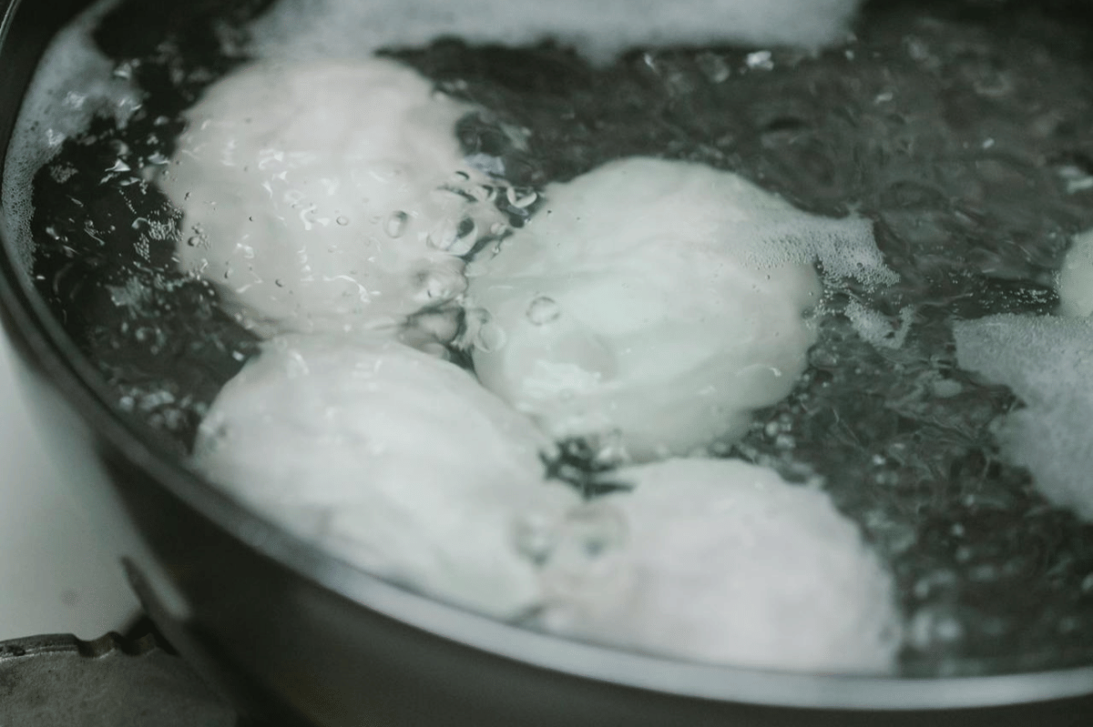 ilustrasi merebus telur