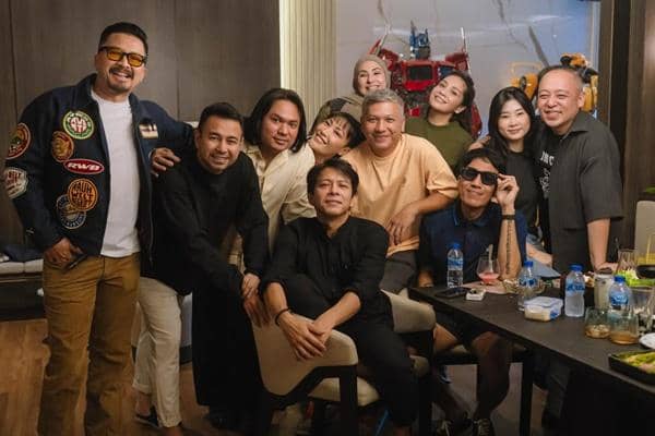 7 Potret Buka Puasa Bersama The Dudas-1 dan Geng Artis