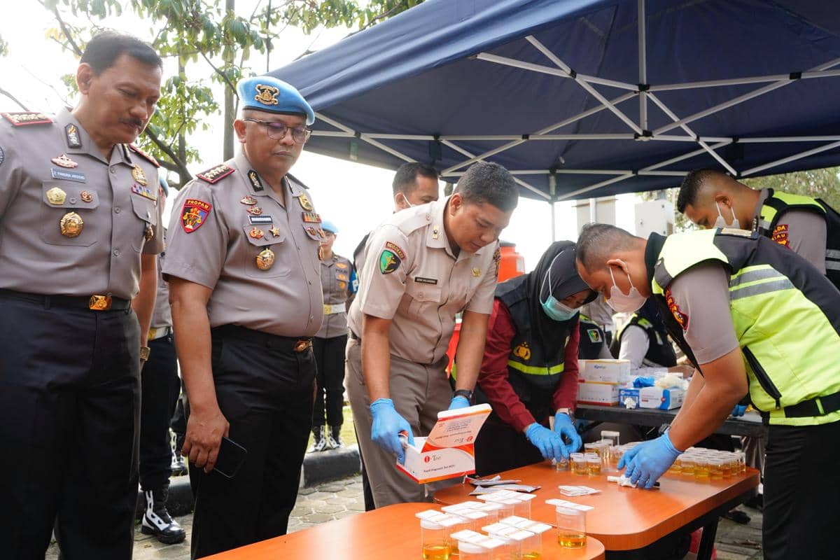Propam Polda Riau bersama tim Biddokkes saat melihat hasil tes urine anggota polisi