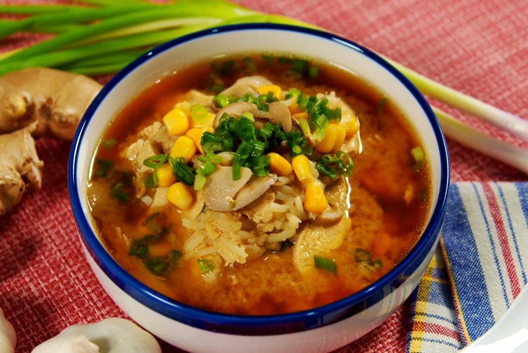 Ilustrasi sup miso ayam 