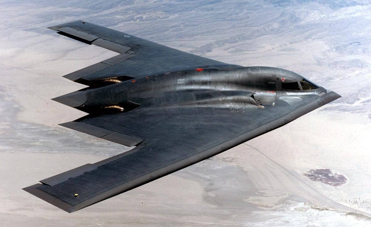 Pesawat pengebom B-2 Spirit yang dioperasikan Angkatan Udara Amerika Serikat memiliki kemampuan membawa dan menjatuhkan persenjataan konvensional serta senjata nuklir.