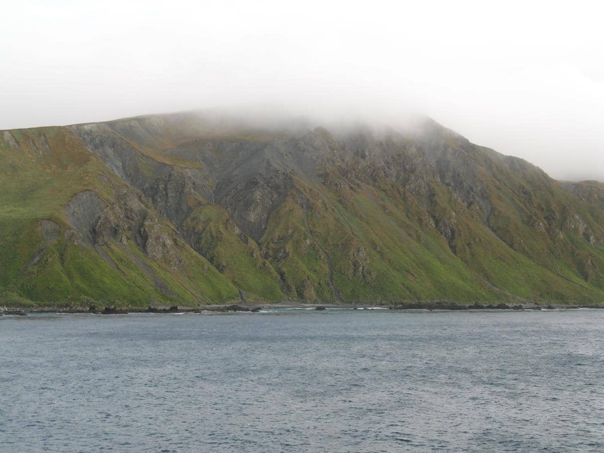 potret tebing di Pulau Macquarie yang menampilkan formasi batuan hasil aktivitas tektonik