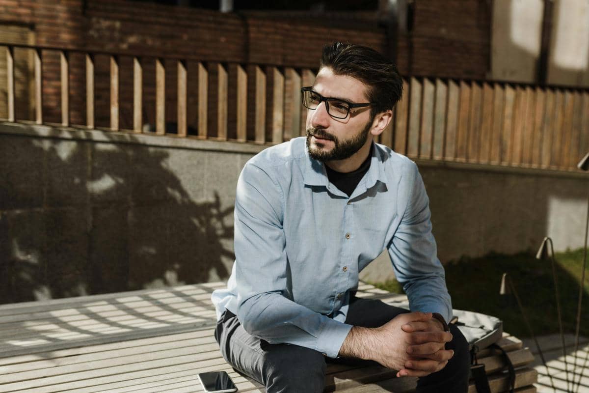 ilustrasi kemeja warna blue denim (pexels.com/Arina Krasnikova)