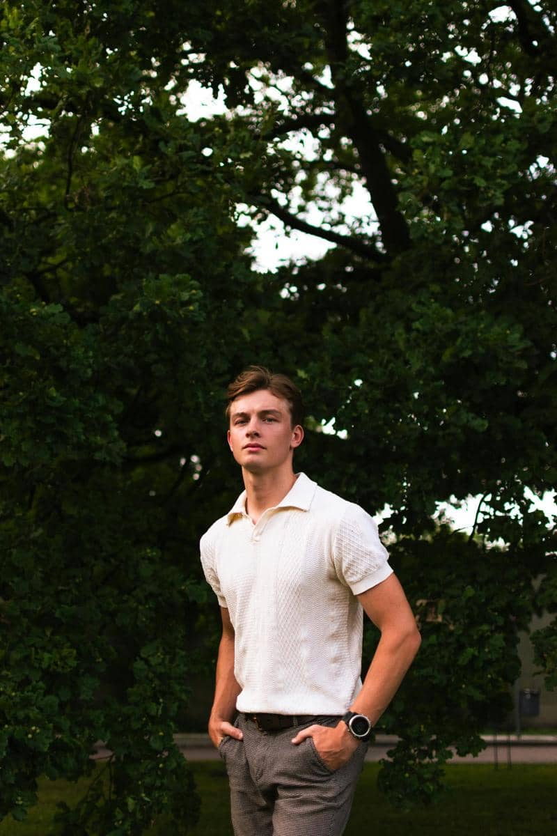 ilustrasi pria memakai polo shirt (pexels.com/cami)