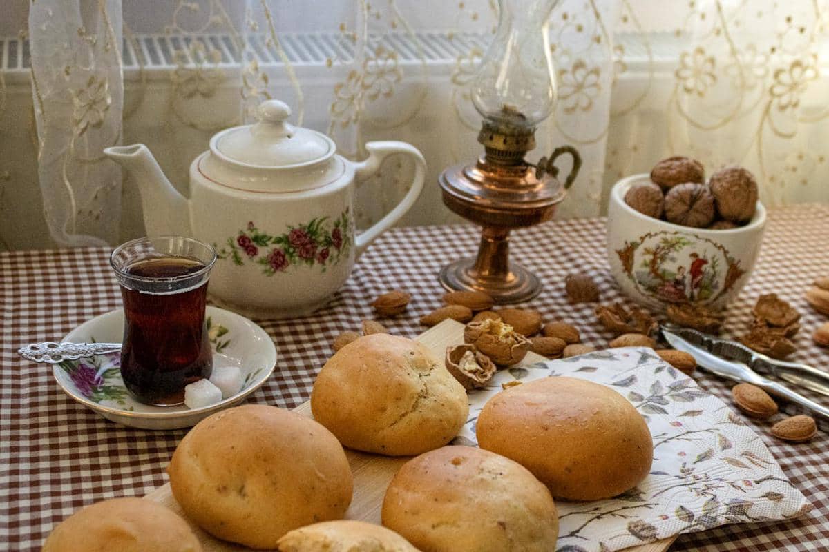 Ilustrasi roti dan teh