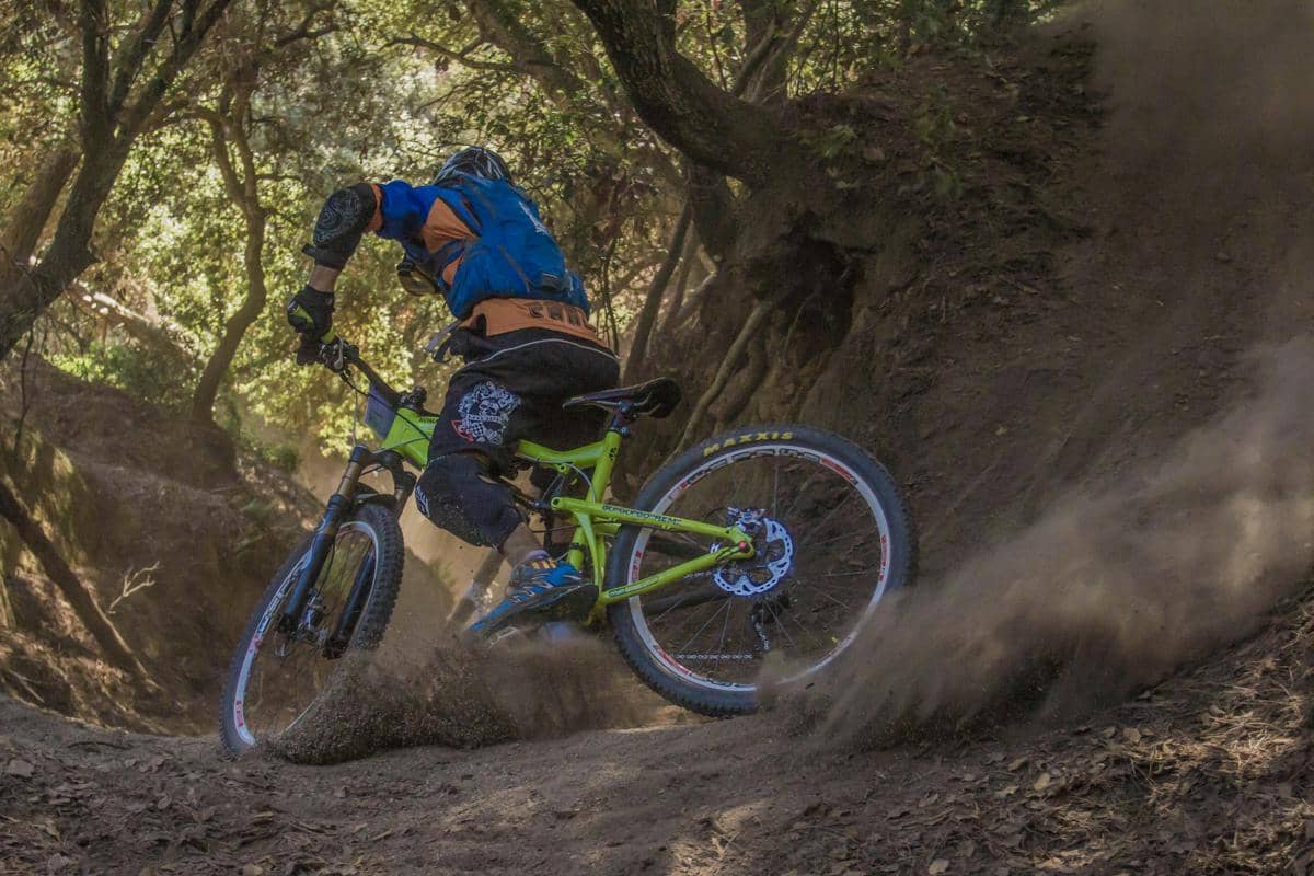 ilustrasi pria downhill