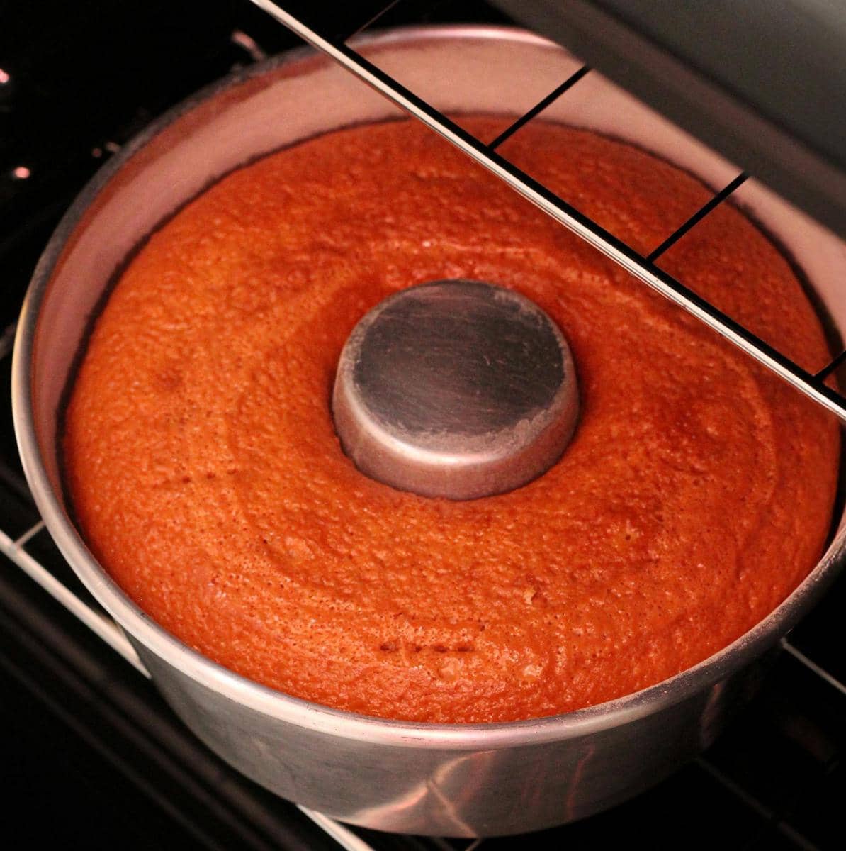 ilustrasi memanggang chiffon cake