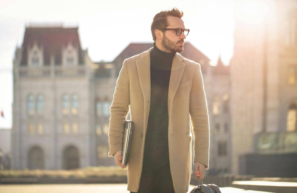 ilustrasi pria memakai outfit smart casual (pexels.com/Andrea Piacquadio)