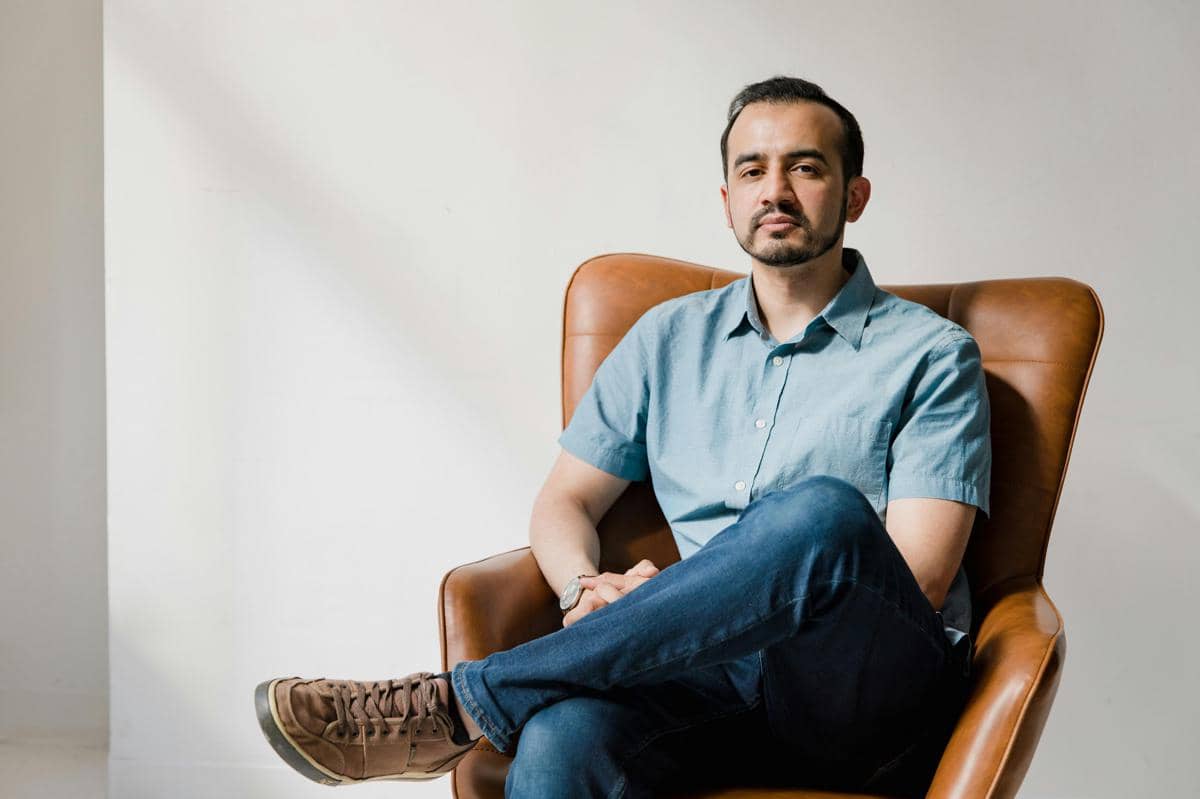 ilustrasi pria memakai pakaian yang pas di badan (pexels.com/RDNE Stock project)