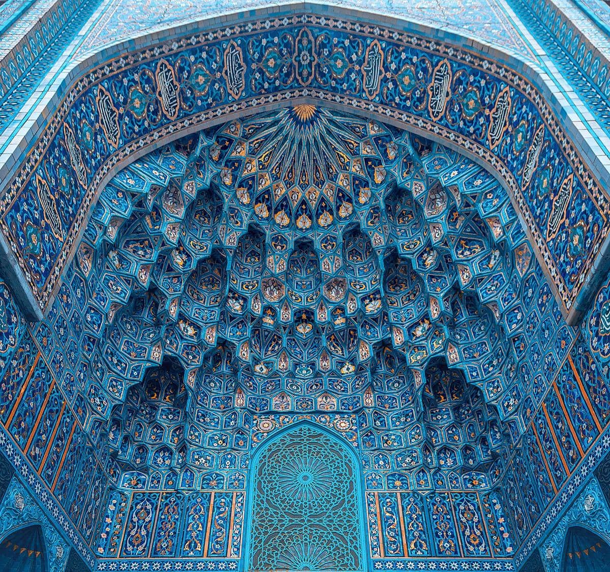 Dekorasi mosaik yang rumit pada lengkungan pintu masuk Masjid Saint Petersburg di Rusia.