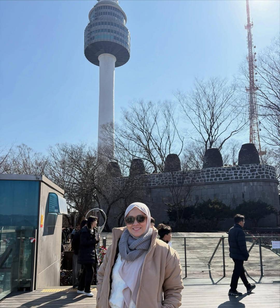 Okie Agustina jalan-jalan di Korea Selatan bareng buah hati