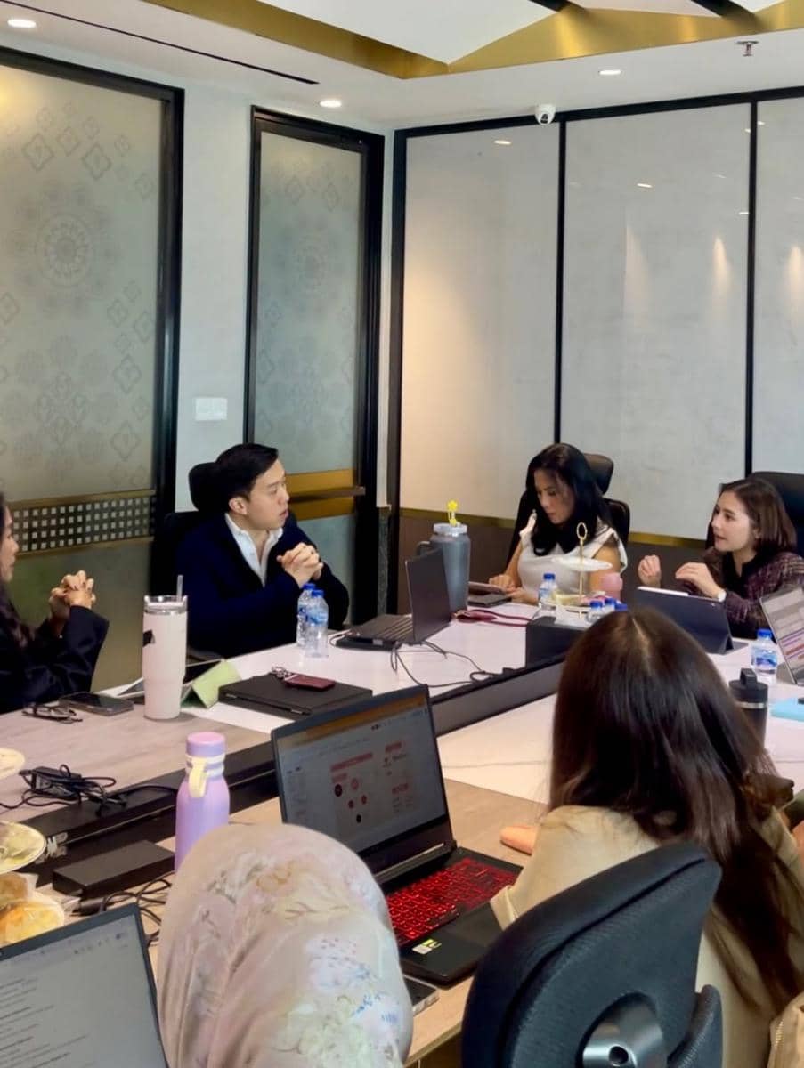 Prilly Latuconsina di pabrik perhiasan miliknya.