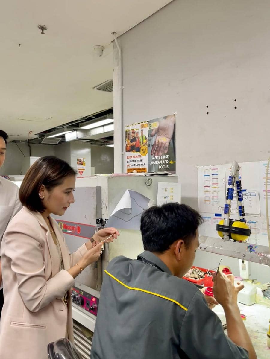 Prilly Latuconsina di pabrik perhiasan miliknya.