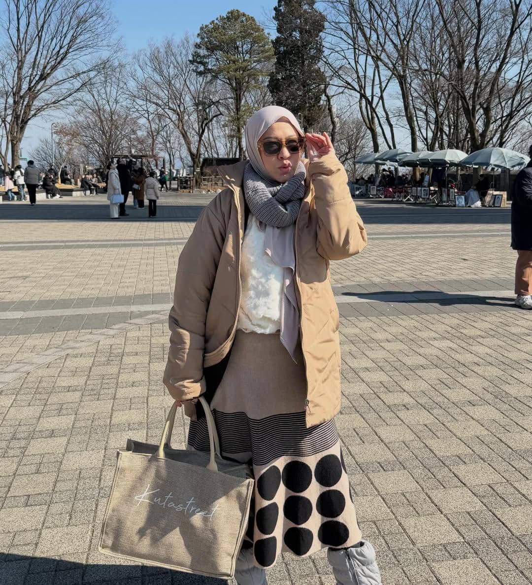 Okie Agustina jalan-jalan di Korea Selatan bareng buah hati