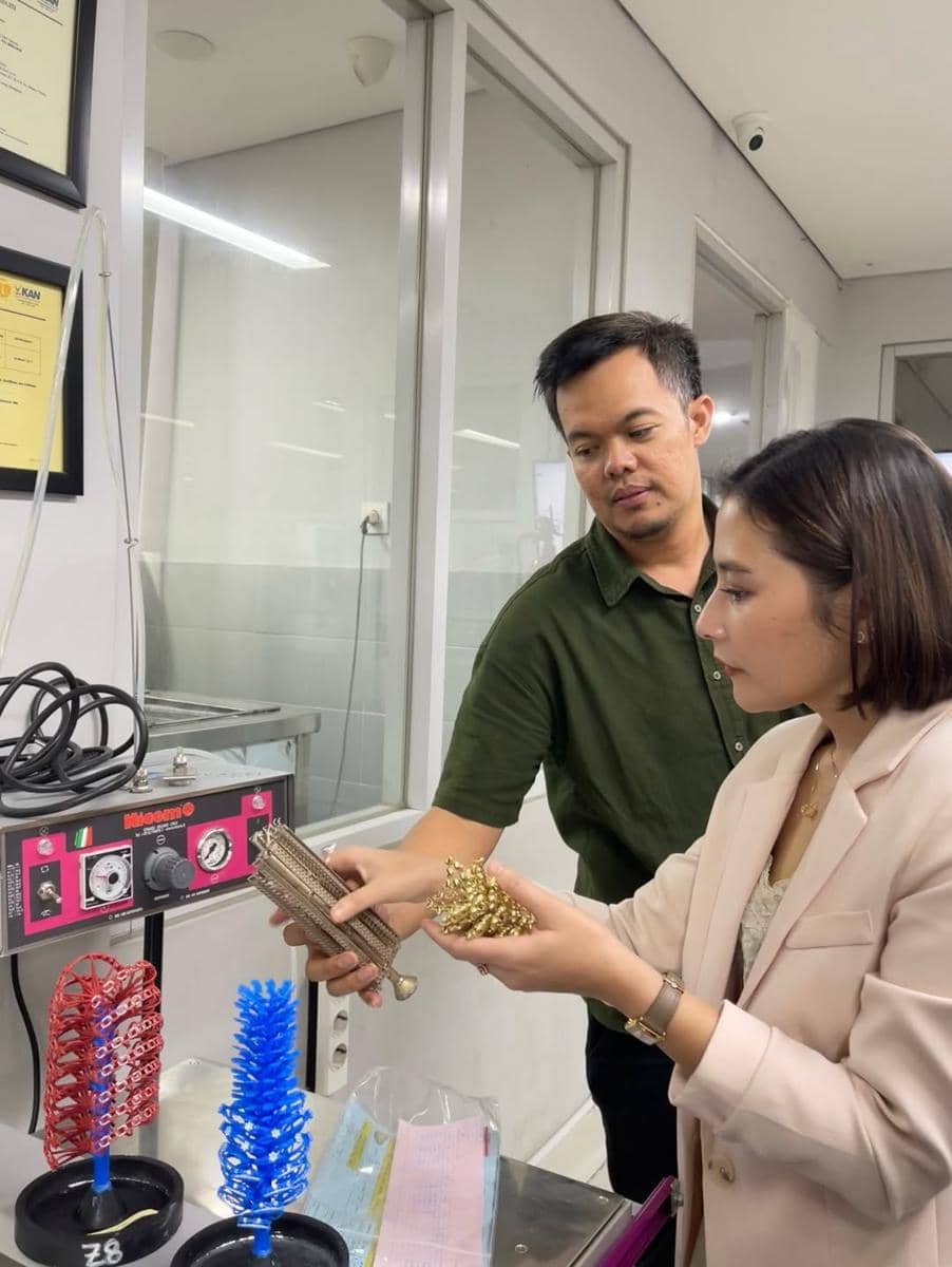 Prilly Latuconsina di pabrik perhiasan miliknya.