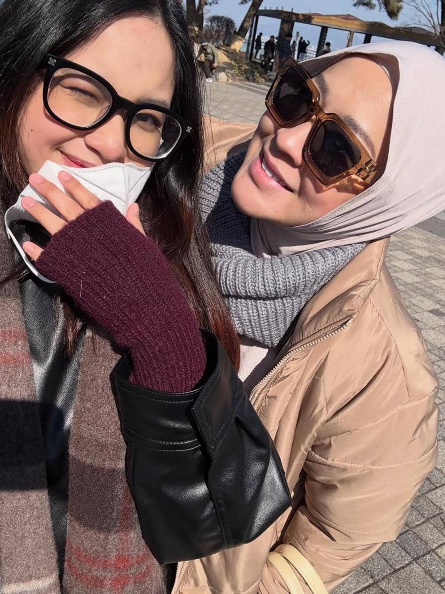 Okie Agustina jalan-jalan di Korea Selatan bareng buah hati