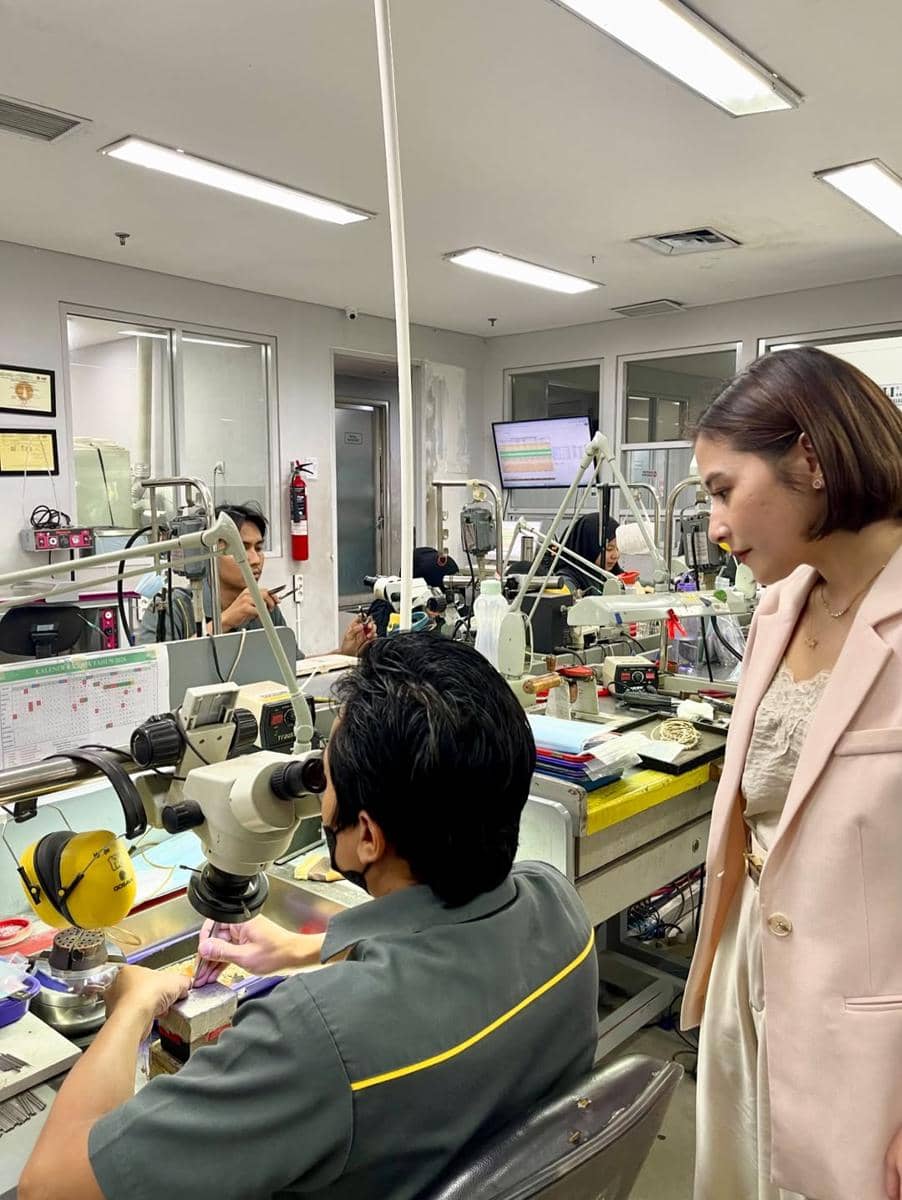Prilly Latuconsina di pabrik perhiasan miliknya.