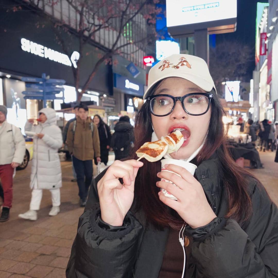 Okie Agustina jalan-jalan di Korea Selatan bareng buah hati