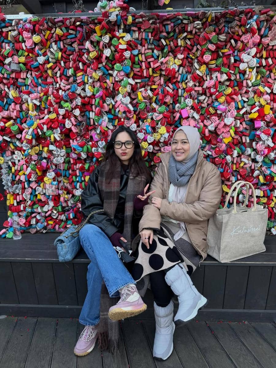 Okie Agustina jalan-jalan di Korea Selatan bareng buah hati