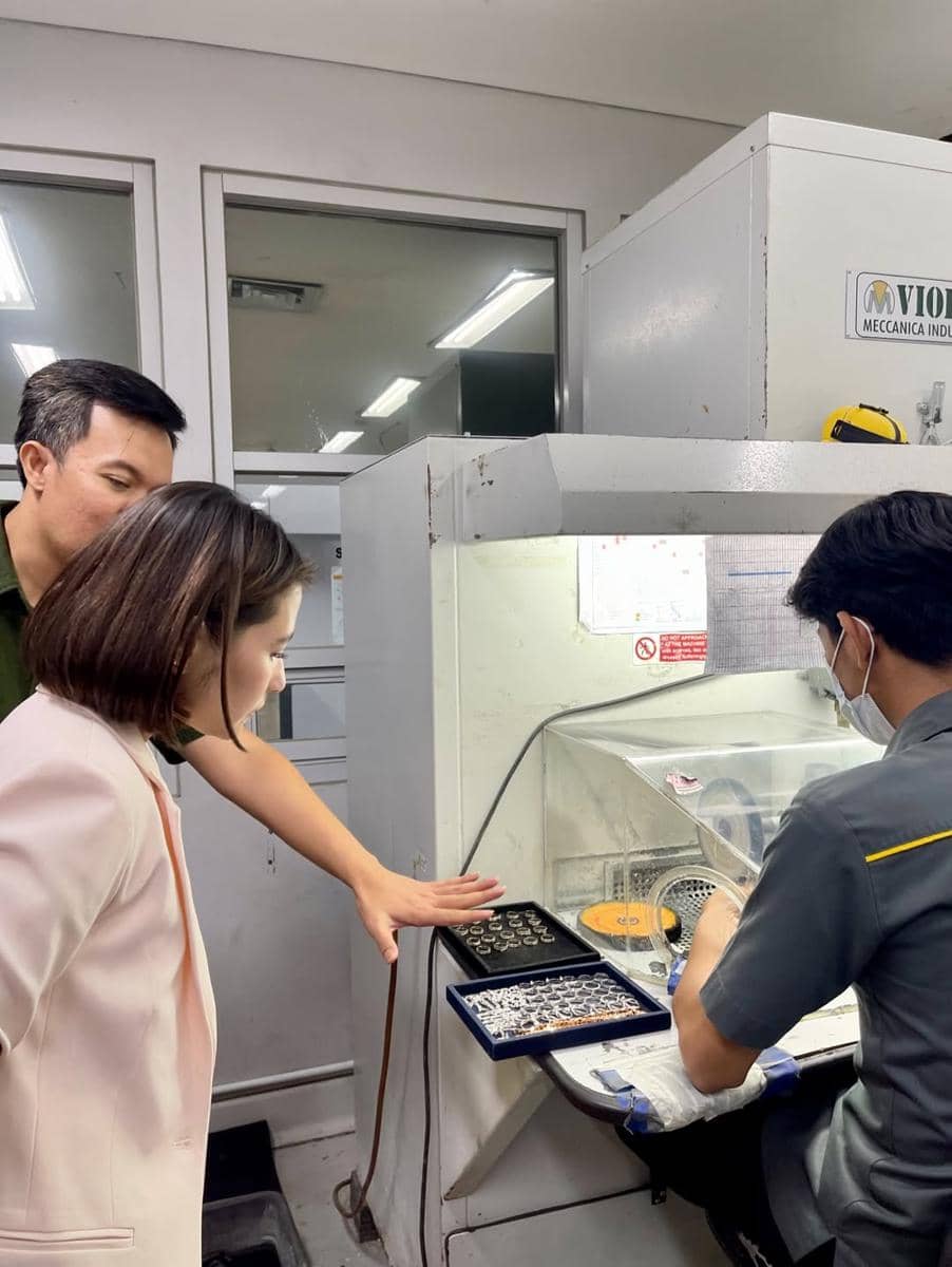 Prilly Latuconsina di pabrik perhiasan miliknya.