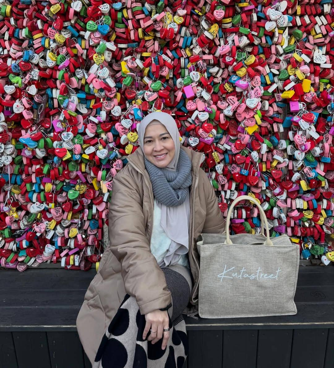 Okie Agustina jalan-jalan di Korea Selatan bareng buah hati