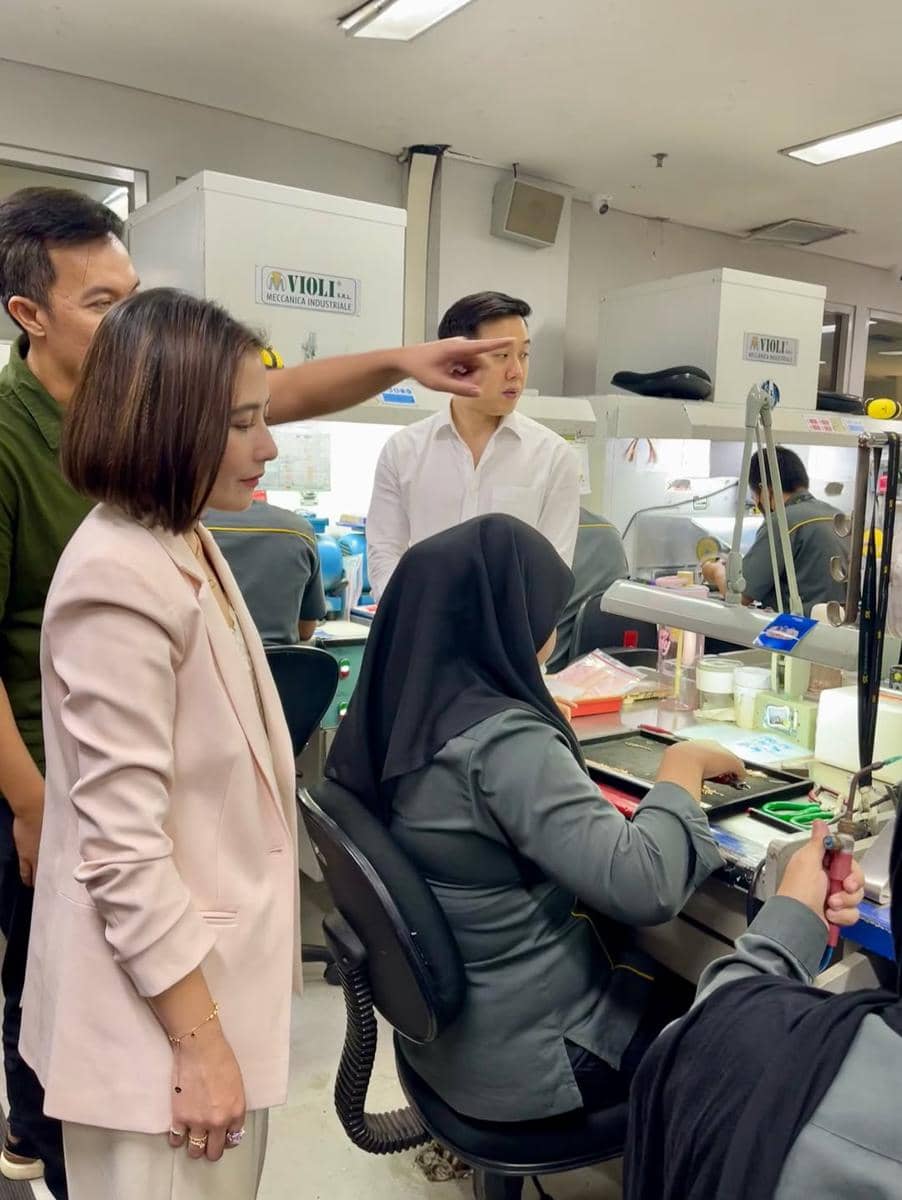 Prilly Latuconsina di pabrik perhiasan miliknya.