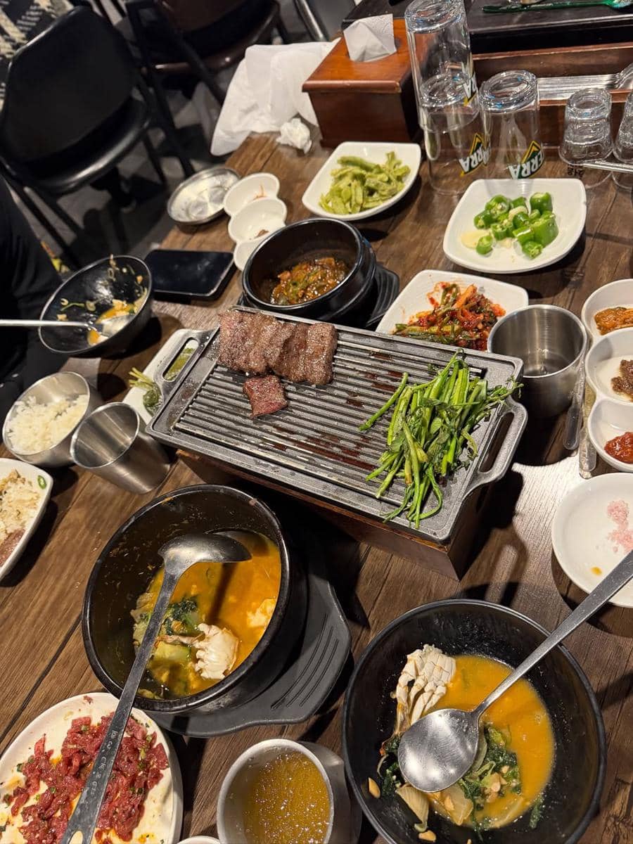 Shalom Razade saat jalan-jalan di Seoul