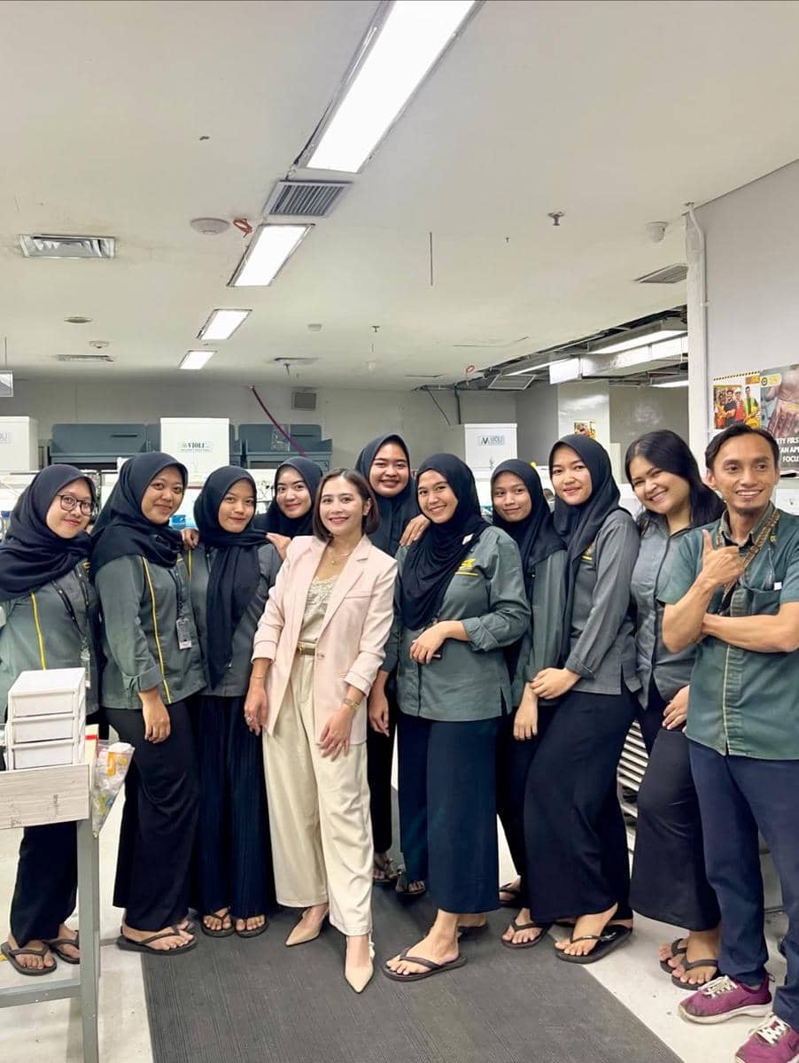 Prilly Latuconsina di pabrik perhiasan miliknya.