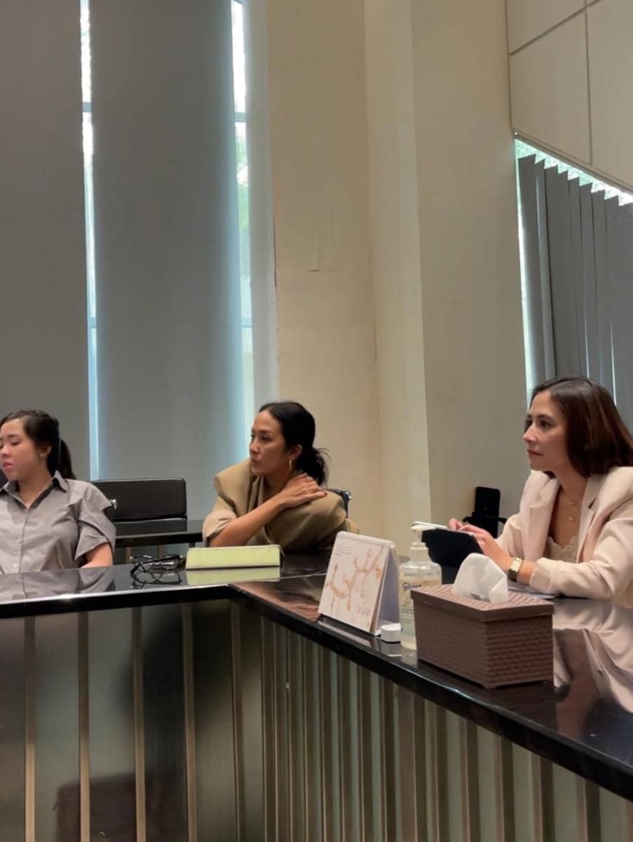 Prilly Latuconsina di pabrik perhiasan miliknya.