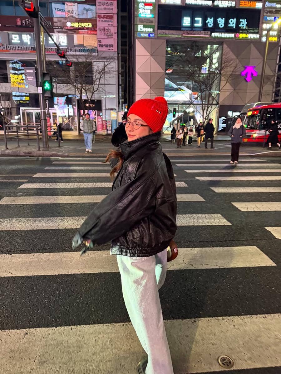 Shalom Razade saat jalan-jalan di Seoul