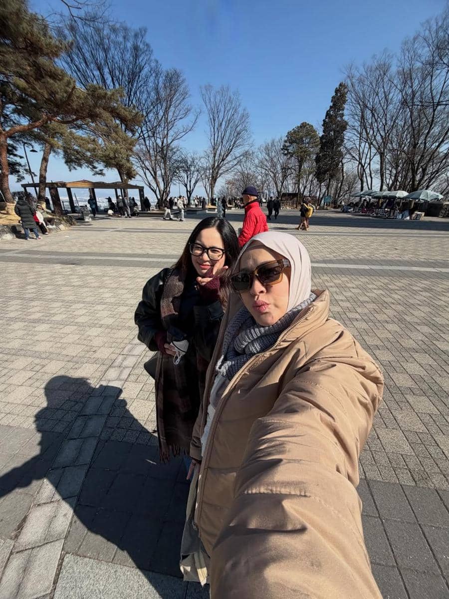 Okie Agustina jalan-jalan di Korea Selatan bareng buah hati