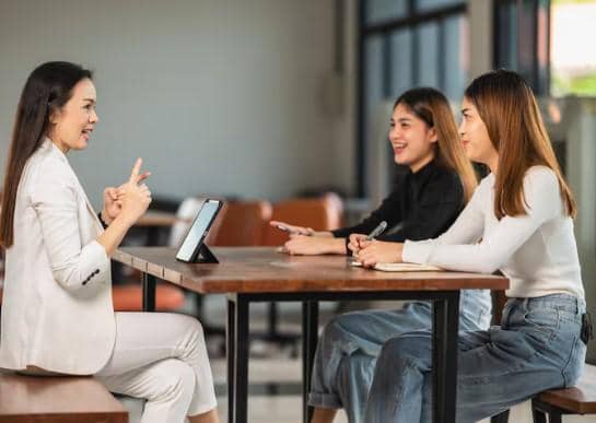 ilustrasi bicara dengan teman kerja