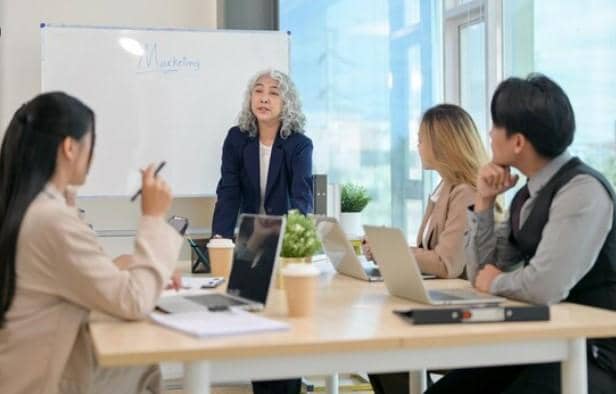 ilustrasi mengajak interaksi pendengar