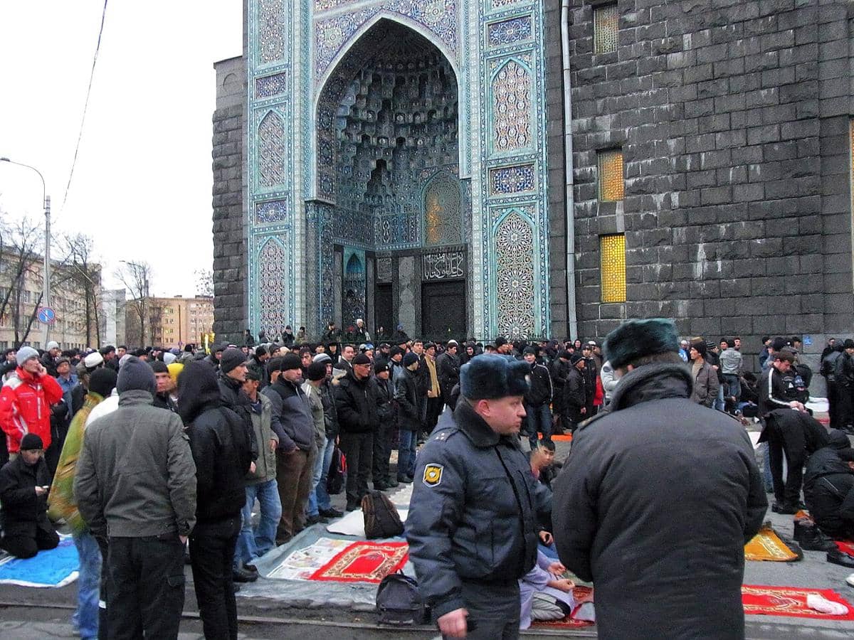 Kerumunan besar orang, termasuk personel keamanan, yang berkumpul di depan Masjid Saint Petersburg di Rusia.