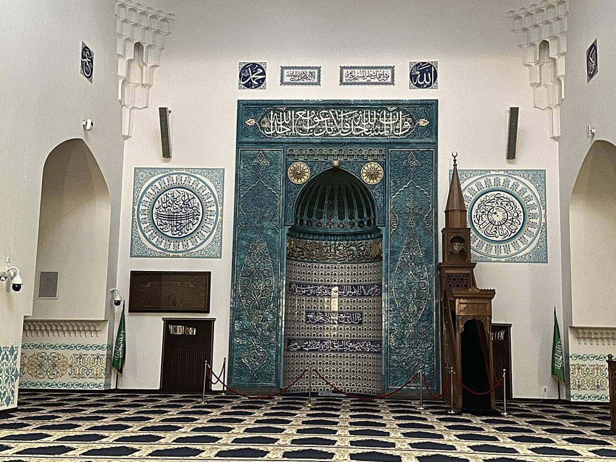 Bagian dalam Masjid Saint Petersburg di Rusia, khususnya berfokus pada mihrab dan mimbar.