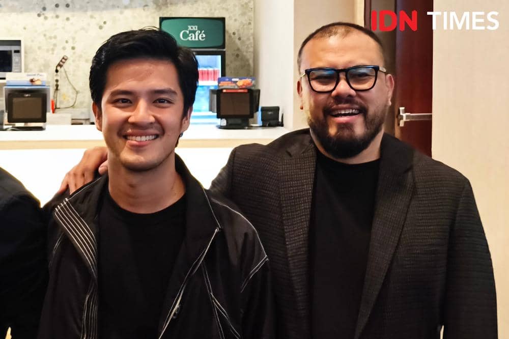 Joko Anwar bersama Morgan Oey dalam sesi doorstop usai press conference film Ghost in the Cell, Senin (23/2/2026)