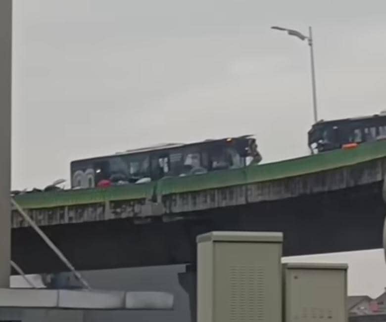 Dua Bus TransJakarta Adu Banteng di Jalur Langit Koridor 13