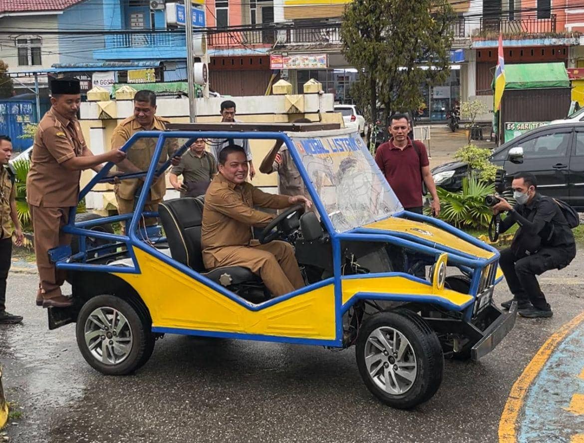 Kunker ke Sintang, Gubernur Norsan Jajal Mobil Listrik Rakitan Siswa