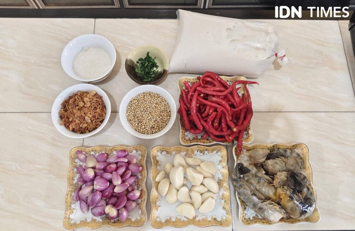 Bahan pembuatan Laksan khas Palembang dengan kuah udang satang