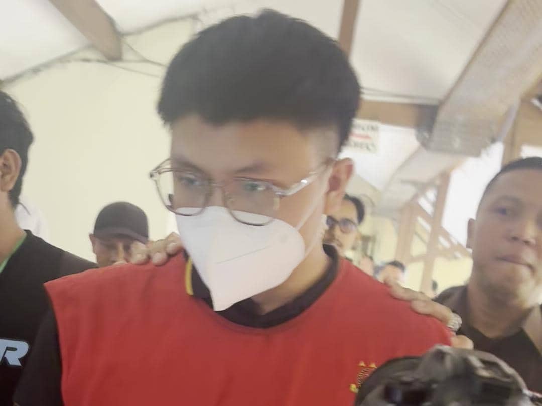 Didakwa Empat Tahun Penjara, Resbob Bungkam Mulut Ditutup Masker