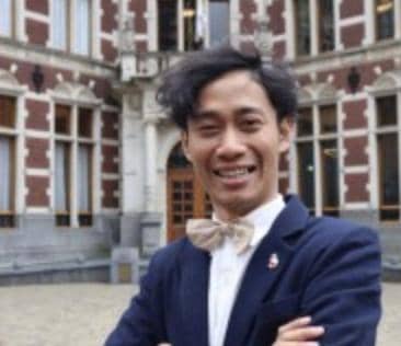 Dwi Sasetyaningtyas mengunggah video membuka paket berisi paspor dan dokumen kewarganegaraan anak keduanya di instagram @sestyaningtyas (dok. Instagram/@sasetyaningtyas)  