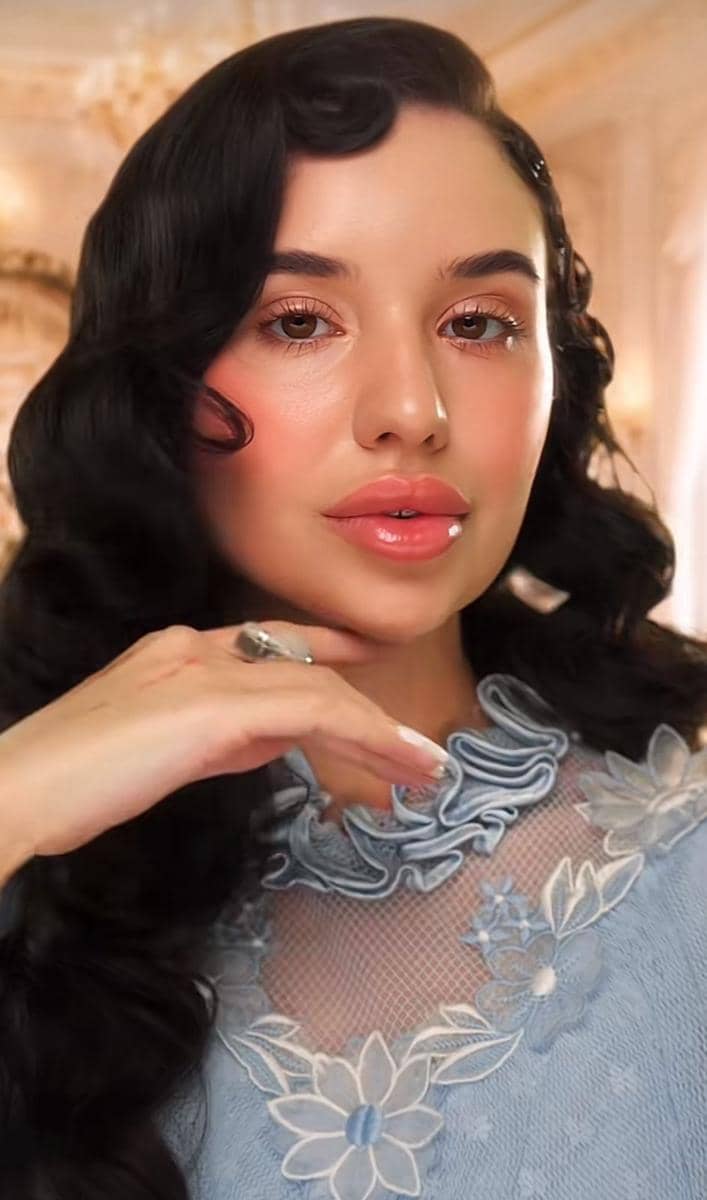 Inspirasi Makeup Soft Glam ala Bridgerton untuk Buka Puasa dan Lebaran