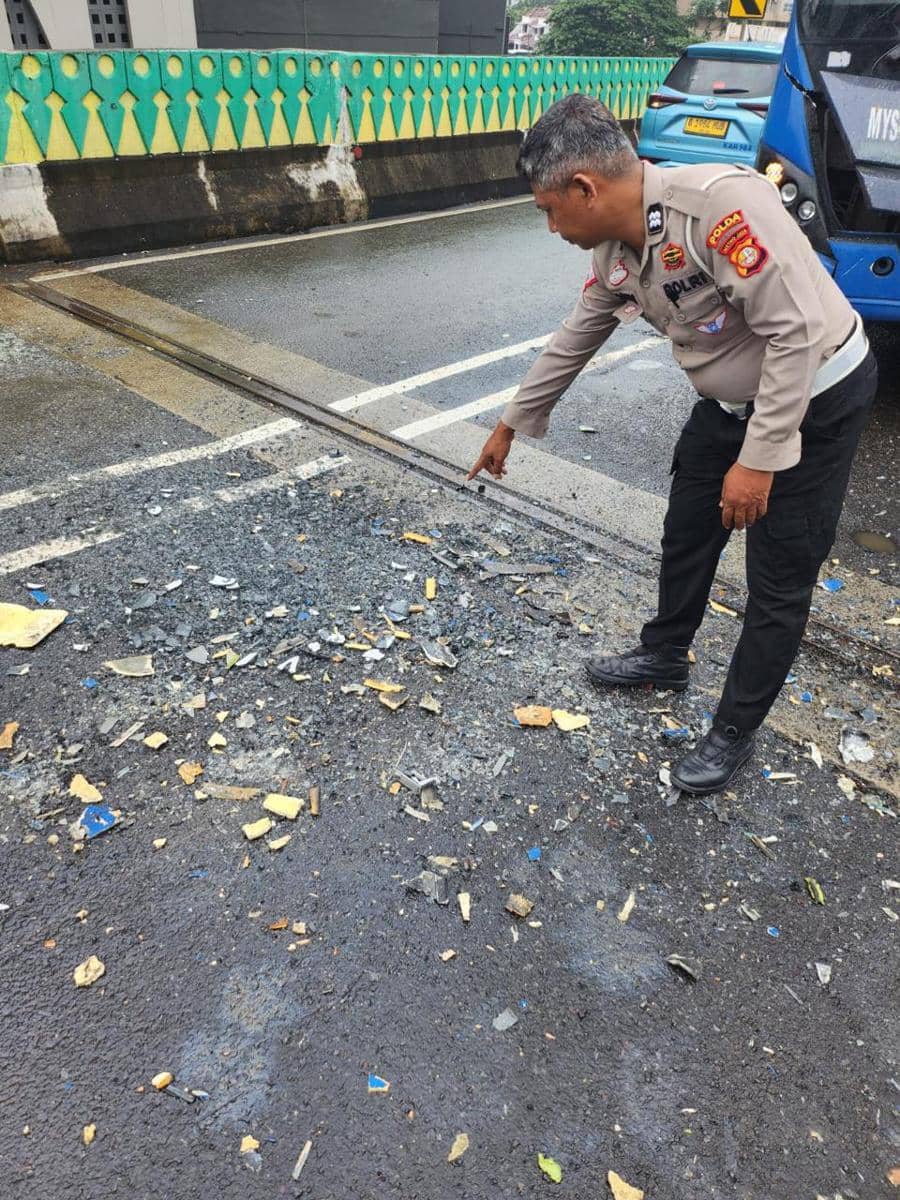 Dua bus Transjakarta tabrakan di Jalur Langit Halte Cipulir, Jakarta Selatan, Senin (23/2/2026) pagi. 