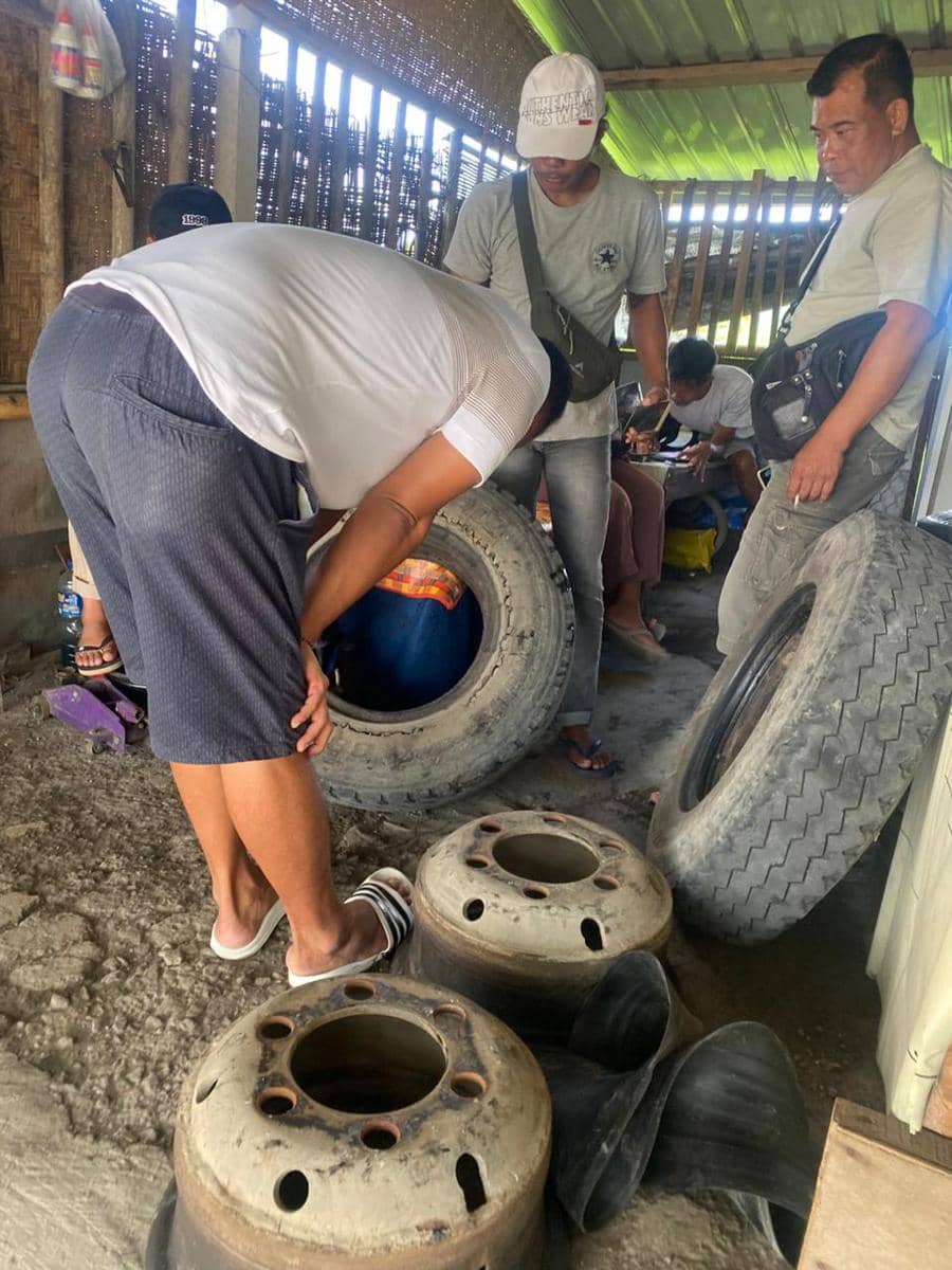 Seorang Sopir Jual Ban dan Velg Truk Orang Lain di Klungkung